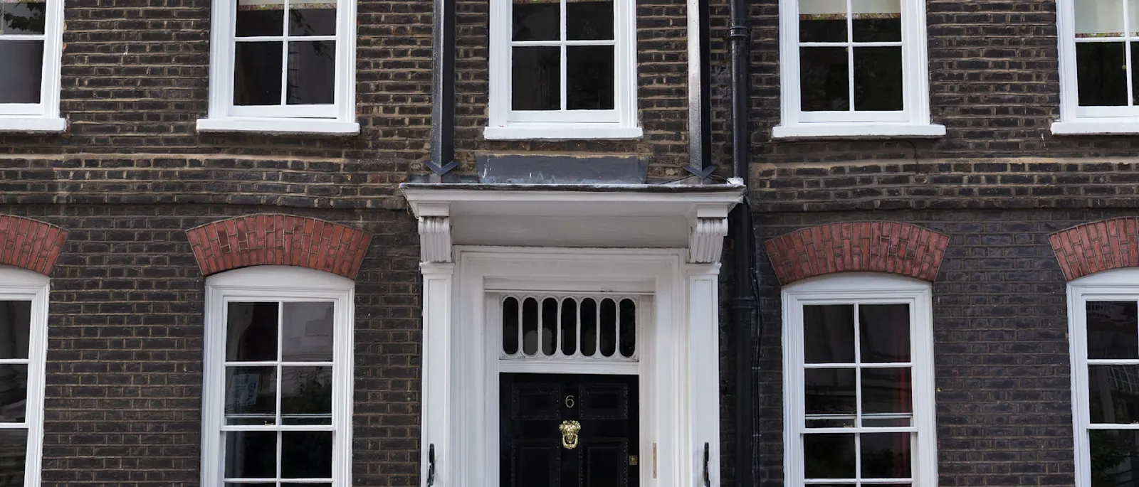 Period Georgian townhouse with painted sash windows in Mayfair, London W1 — The Finishing House