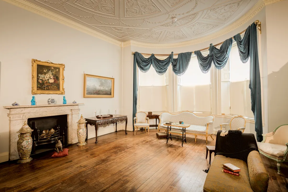 Period drawing room with painted walls and cornicing, London