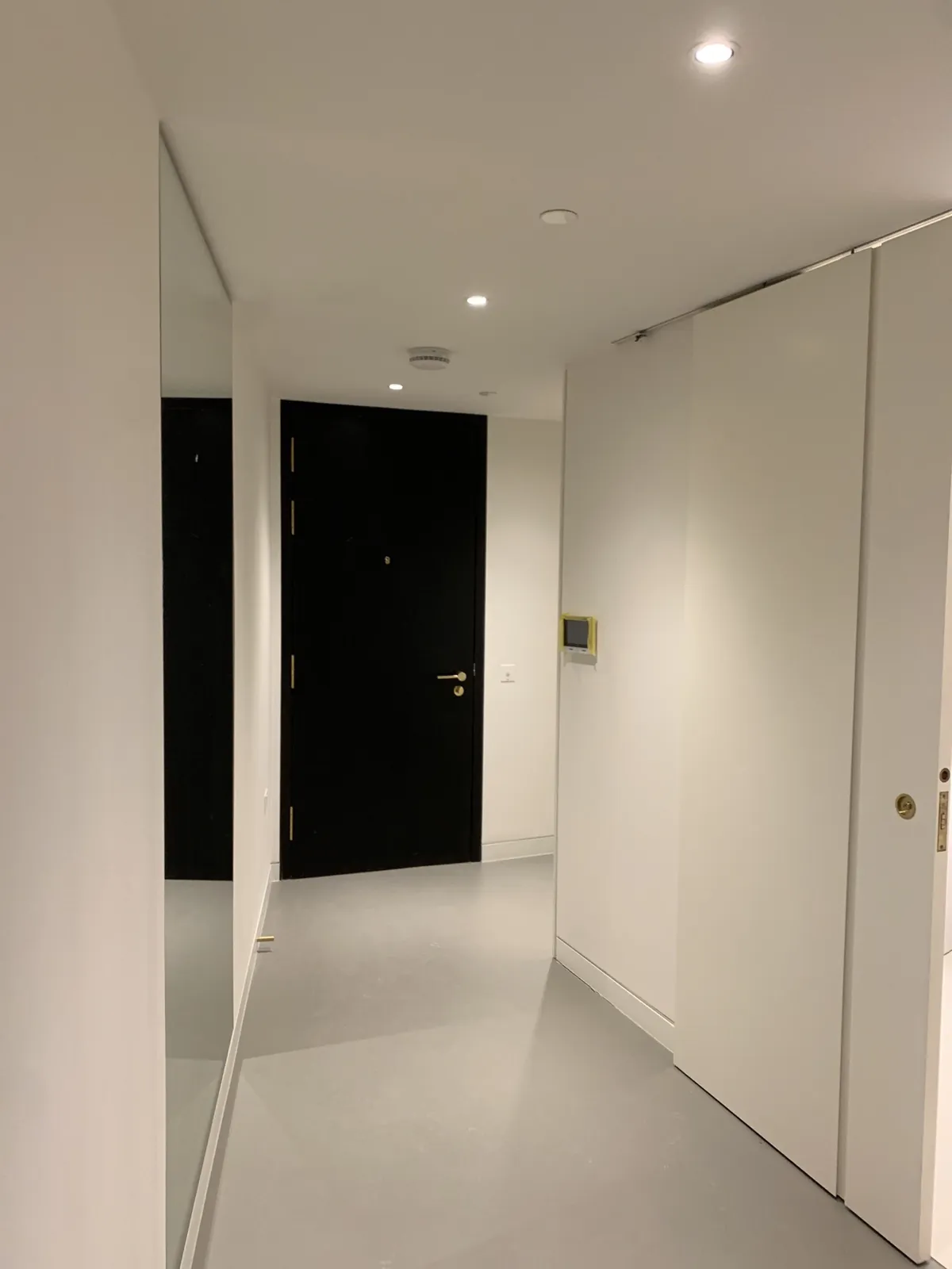 Apartment entrance hall in white, Pimlico