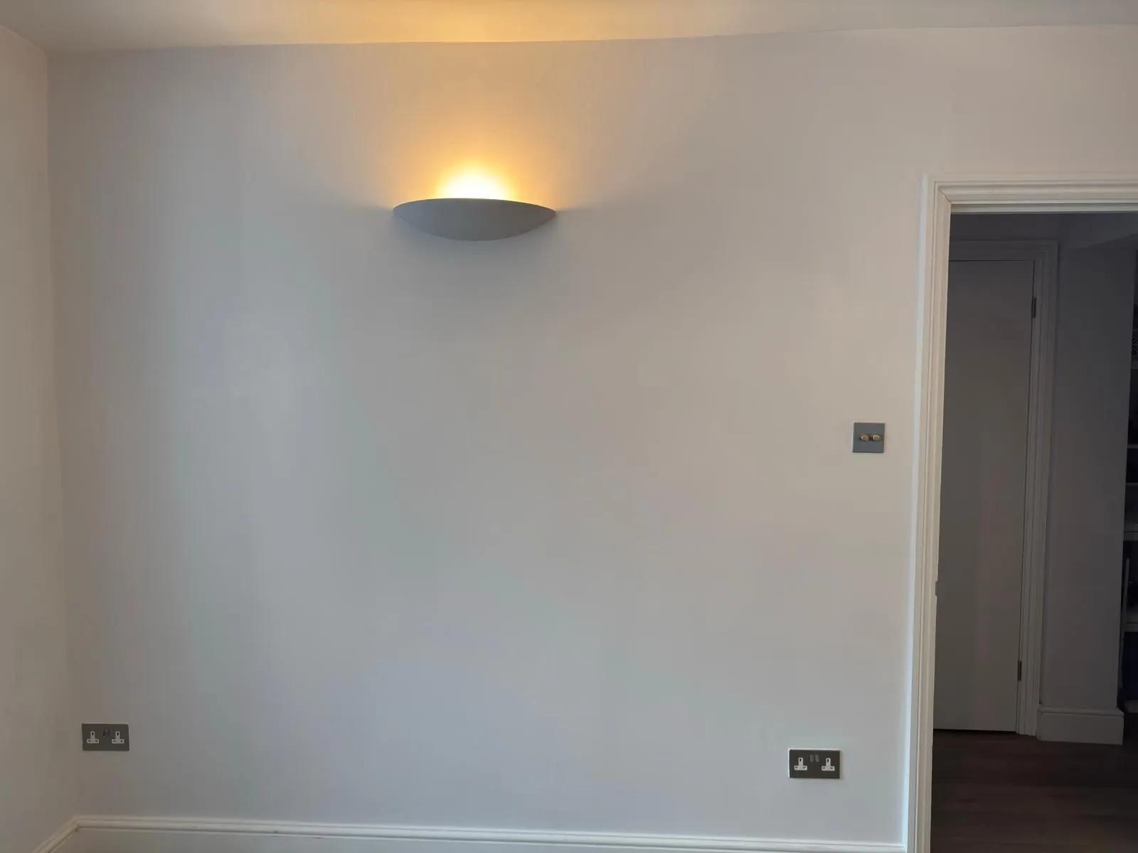 Walls in a flat, smooth finish, Knightsbridge