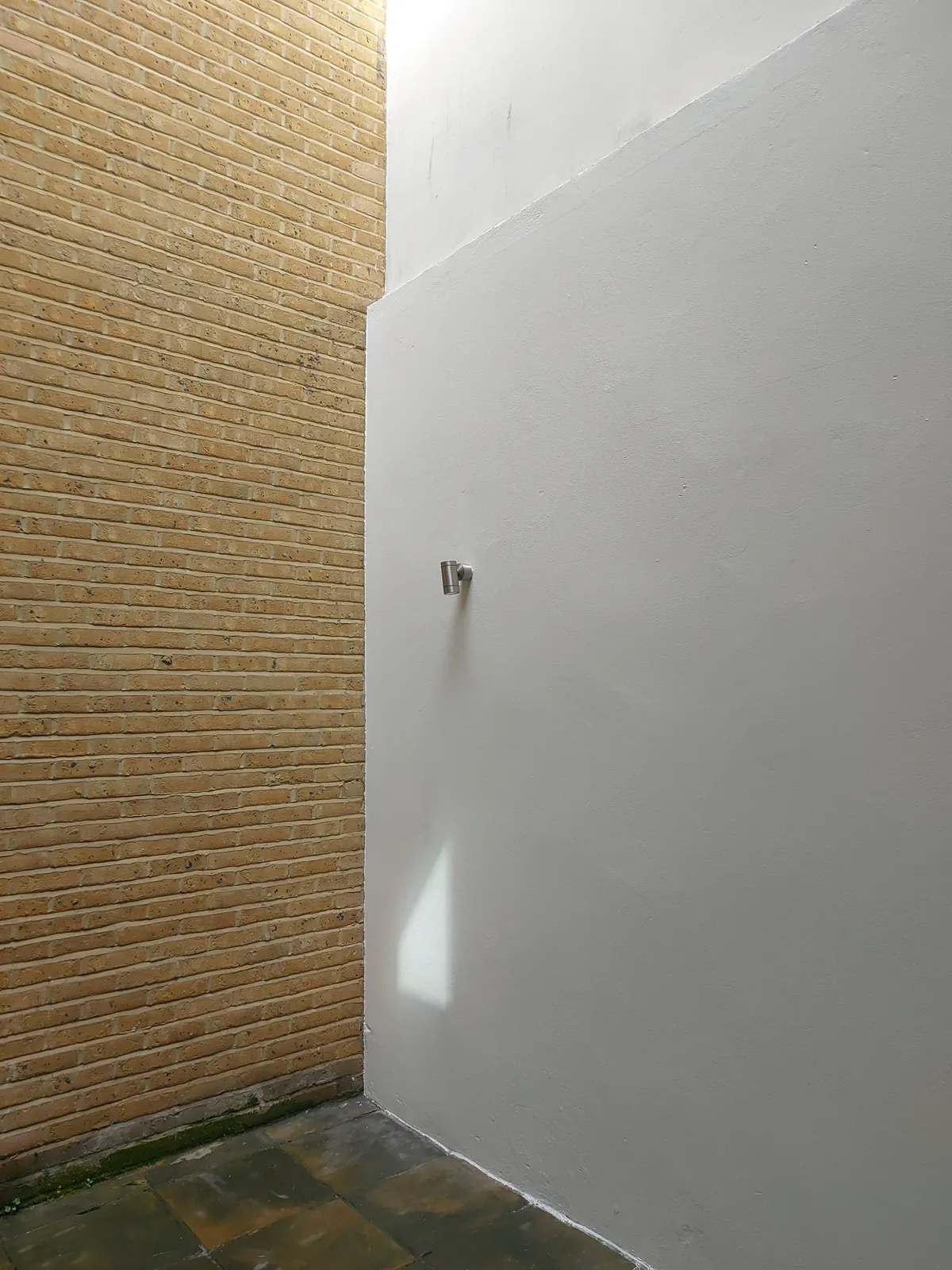Lightwell wall in painted masonry, Marylebone